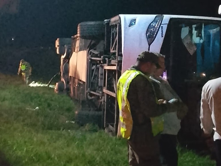 El Hospital atendió a 45 personas con distintas heridas tras el vuelco del colectivo | FM Avenida