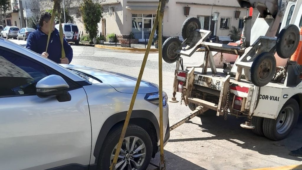 El Municipio controlará vehículos estacionados por más de cinco días en la vía pública | FM Avenida