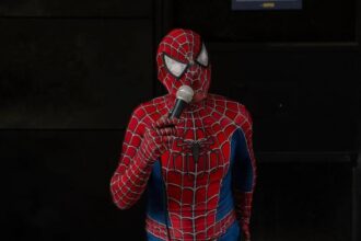 El Municipio de Quilmes retiró al artista callejero “Spiderman” de la peatonal tras quejas de los comerciantes | FM Avenida