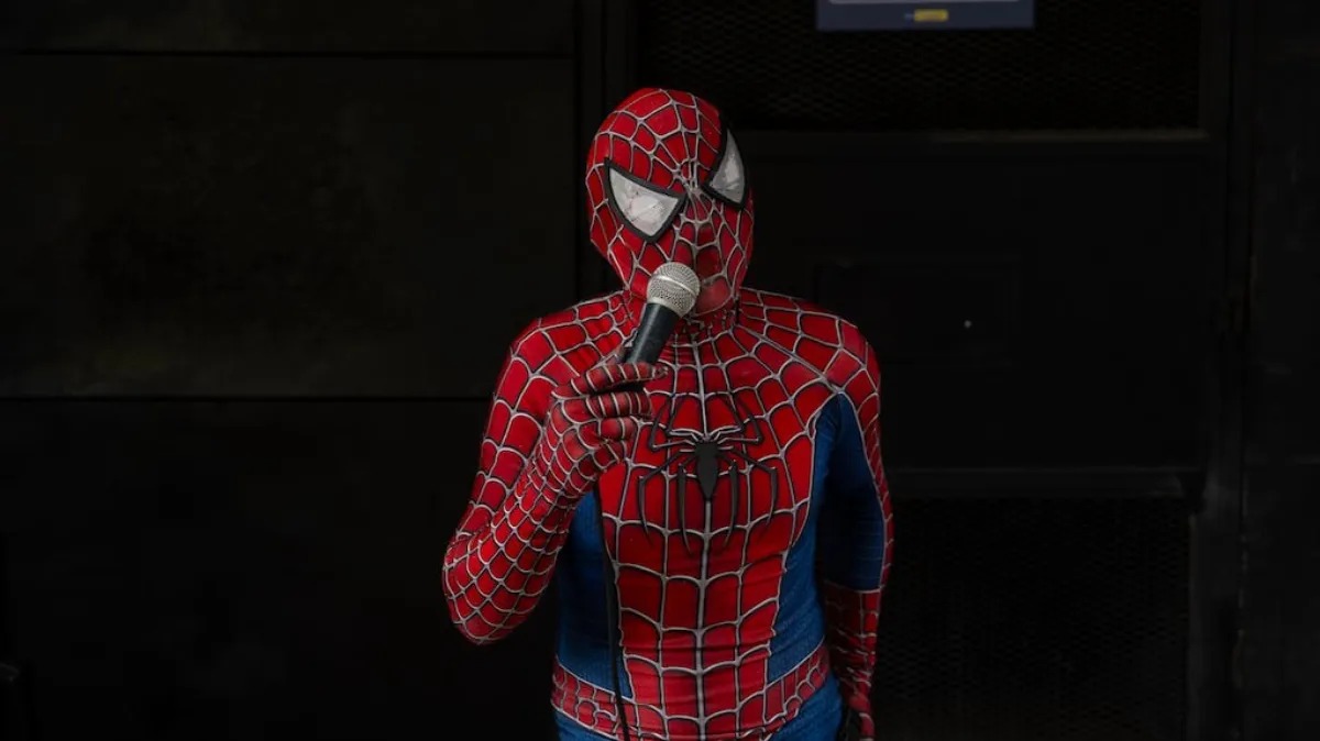 El Municipio de Quilmes retiró al artista callejero “Spiderman” de la peatonal tras quejas de los comerciantes | FM Avenida