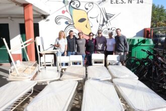 El Municipio y el Consejo Escolar iniciaron la entrega de mobiliario en instituciones educativas del distrito | FM Avenida