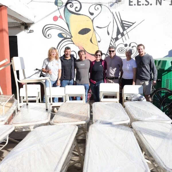 El Municipio y el Consejo Escolar iniciaron la entrega de mobiliario en instituciones educativas del distrito | FM Avenida