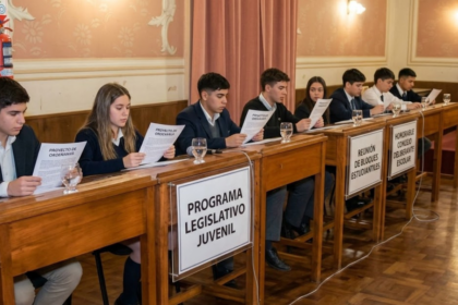 El bloque de La Libertad Avanza presentó el programa "Jóvenes Legislando" para estudiantes secundarios | FM Avenida