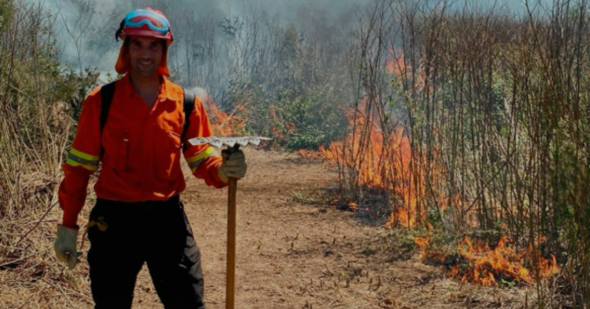 El bombero Sergio Novo participó de un taller especializado en la lucha contra el fuego en el Paraná | FM Avenida