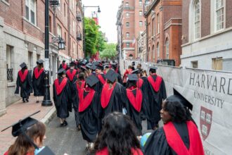 El gobierno de Donald Trump escala la pelea con la Universidad de Harvard y la demanda por permitir el "antisemitismo" | FM Avenida