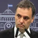 El peor día de Adorni: un testigo lo contradijo en la Justicia y allanaron la TV Pública por el escándalo de sus viajes | FM Avenida