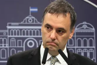 El peor día de Adorni: un testigo lo contradijo en la Justicia y allanaron la TV Pública por el escándalo de sus viajes | FM Avenida