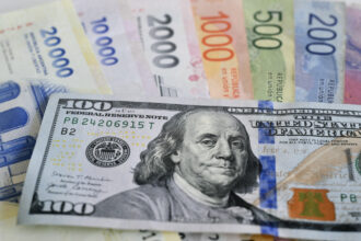 El "super peso" resiste a la volatilidad de los mercados: es la segunda moneda emergente qué más se aprecia contra el dólar | FM Avenida