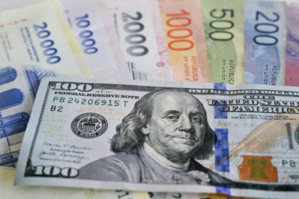 El "super peso" resiste a la volatilidad de los mercados: es la segunda moneda emergente qué más se aprecia contra el dólar | FM Avenida