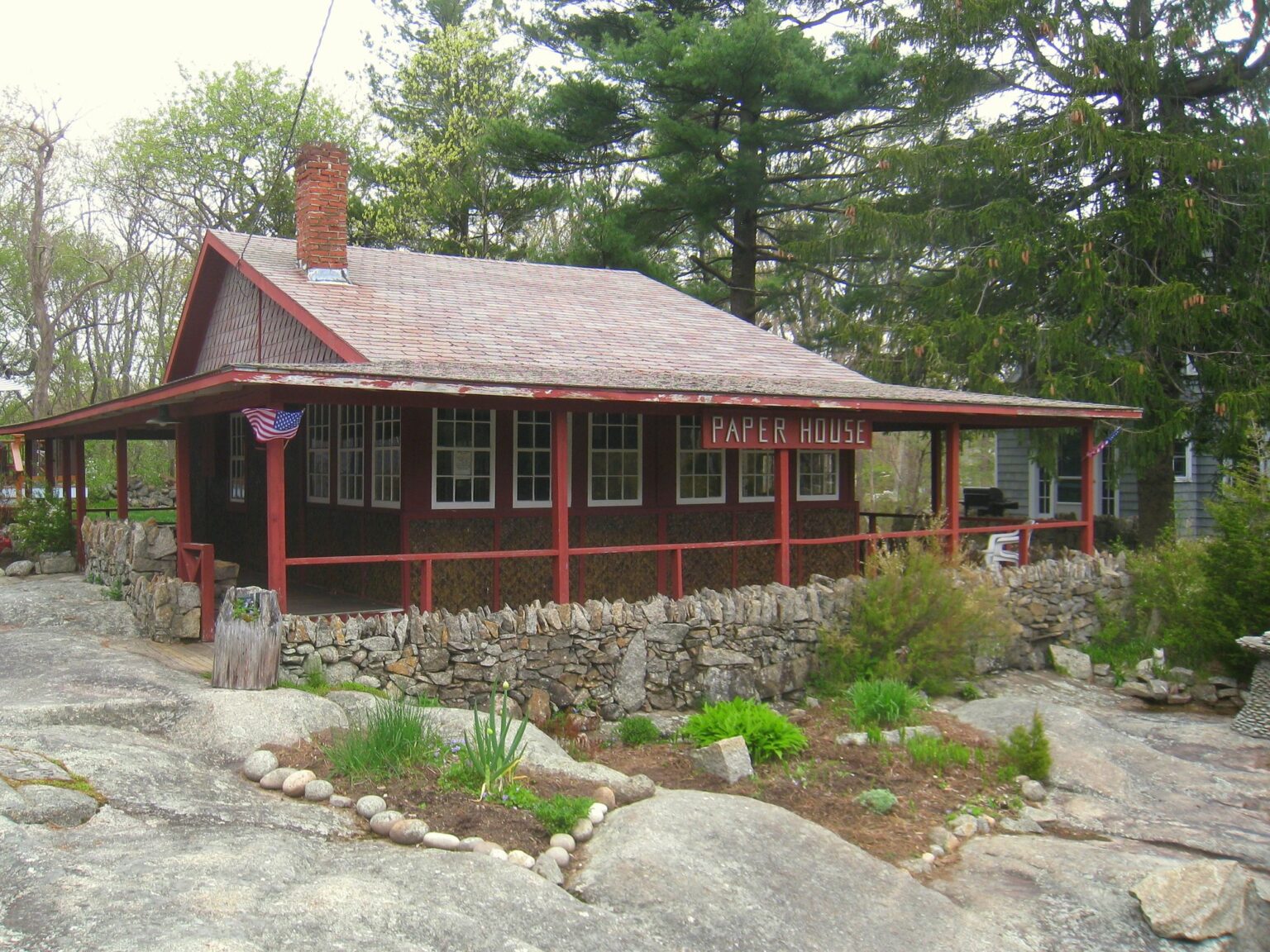 El sector que más desperdicia descubre un atajo increíble: transformar el plástico en casas, reenvasar los escombros en fachadas urbanas y cultivar ladrillos hechos con hongos | FM Avenida