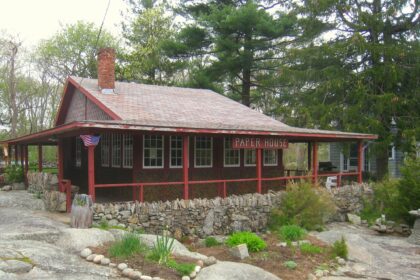 El sector que más desperdicia descubre un atajo increíble: transformar el plástico en casas, reenvasar los escombros en fachadas urbanas y cultivar ladrillos hechos con hongos | FM Avenida