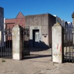 Encerrados en el cementerio: una visita que terminó en una salida saltando las rejas y con picaduras de abejas | FM Avenida