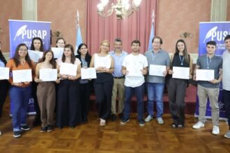 Entregaron diplomas a los primeros egresados de la formación universitaria pública en San Pedro | FM Avenida