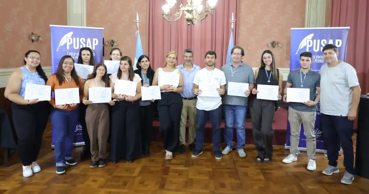 Entregaron diplomas a los primeros egresados de la formación universitaria pública en San Pedro | FM Avenida