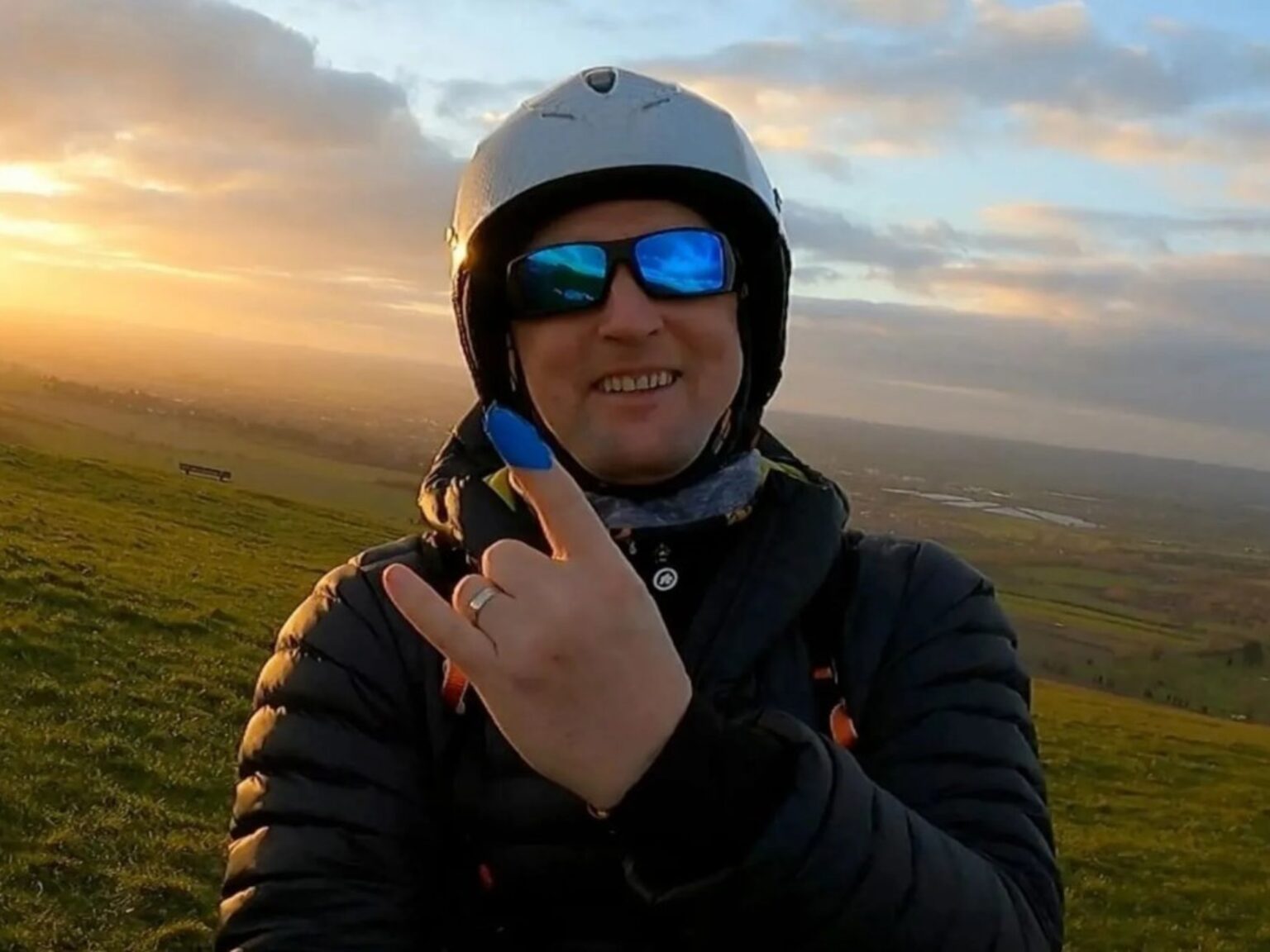 “Era una leyenda”: la desgarradora muerte de un experto en el paracaidismo wingsuit | FM Avenida