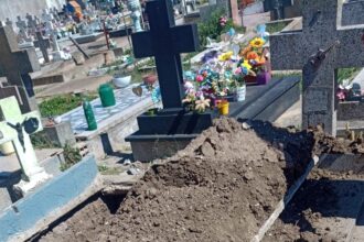 “Es como si lo hubieran enterrado dos veces”: una mujer reclama que la tumba de su padre quedó cubierta de tierra | FM Avenida
