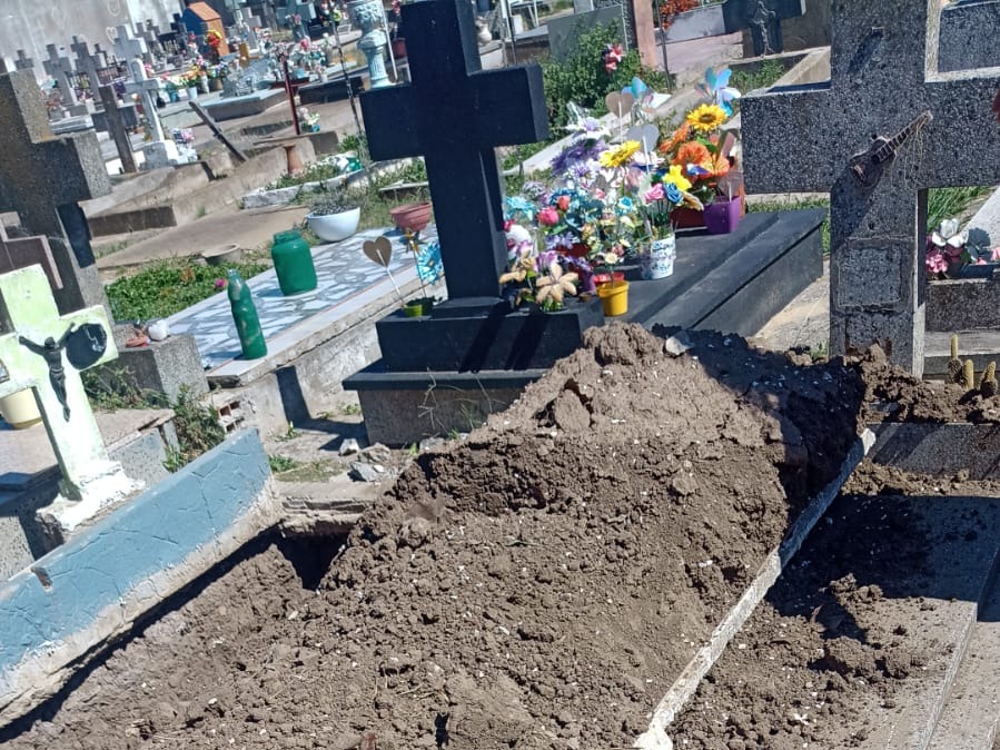 “Es como si lo hubieran enterrado dos veces”: una mujer reclama que la tumba de su padre quedó cubierta de tierra | FM Avenida