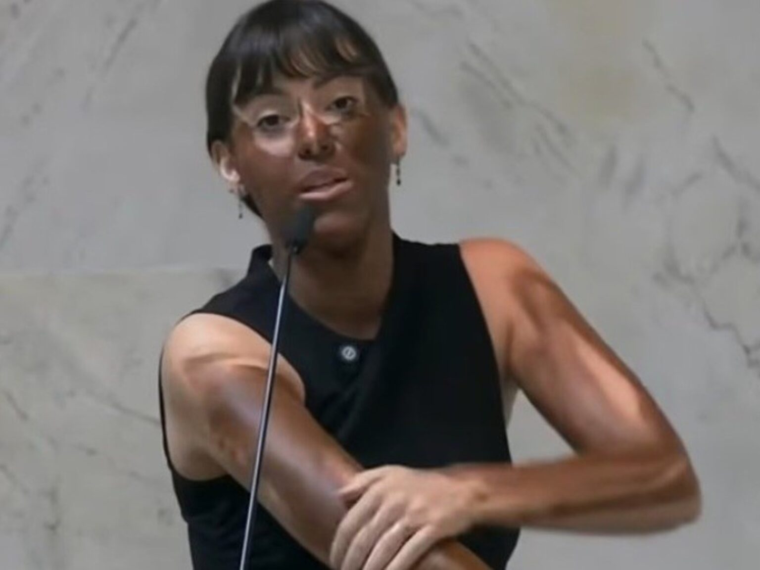 Escándalo en el parlamento de Brasil: una diputada se pintó de negro en una sesión legislativa y pidieron su destitución, la acusan por racismo y transfobia | FM Avenida