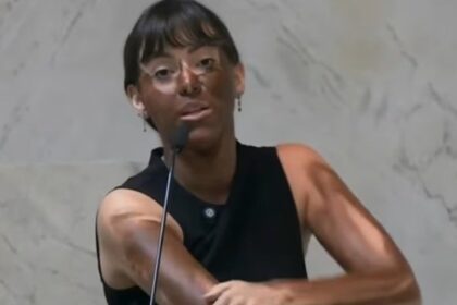 Escándalo en el parlamento de Brasil: una diputada se pintó de negro en una sesión legislativa y pidieron su destitución, la acusan por racismo y transfobia | FM Avenida
