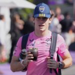 Franco Colapinto llegó al GP de Australia con gorra de Boca y mate: el guiño futbolero antes de su debut como titular en la Fórmula 1 | FM Avenida