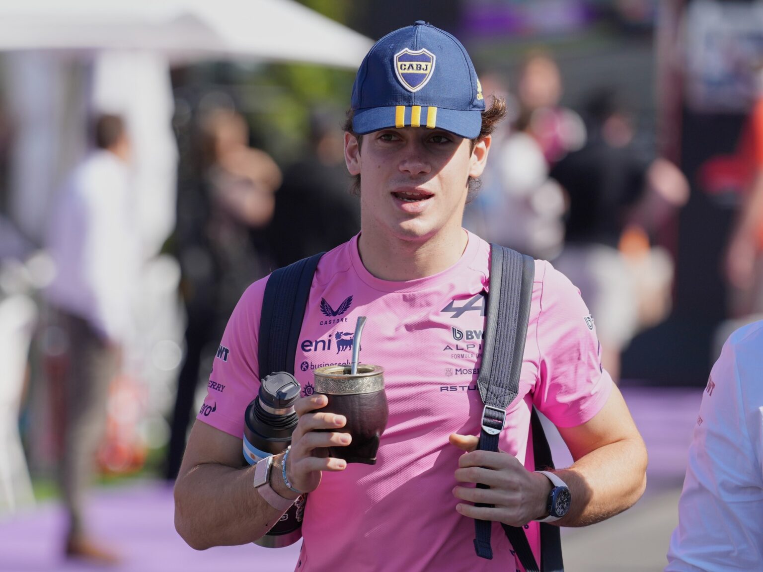 Franco Colapinto llegó al GP de Australia con gorra de Boca y mate: el guiño futbolero antes de su debut como titular en la Fórmula 1 | FM Avenida