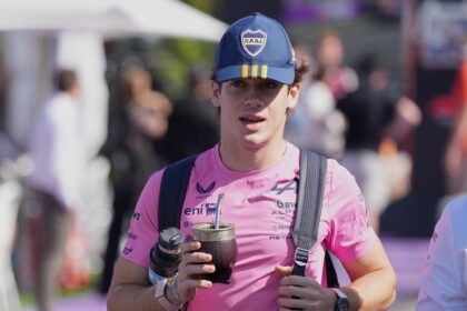 Franco Colapinto llegó al GP de Australia con gorra de Boca y mate: el guiño futbolero antes de su debut como titular en la Fórmula 1 | FM Avenida