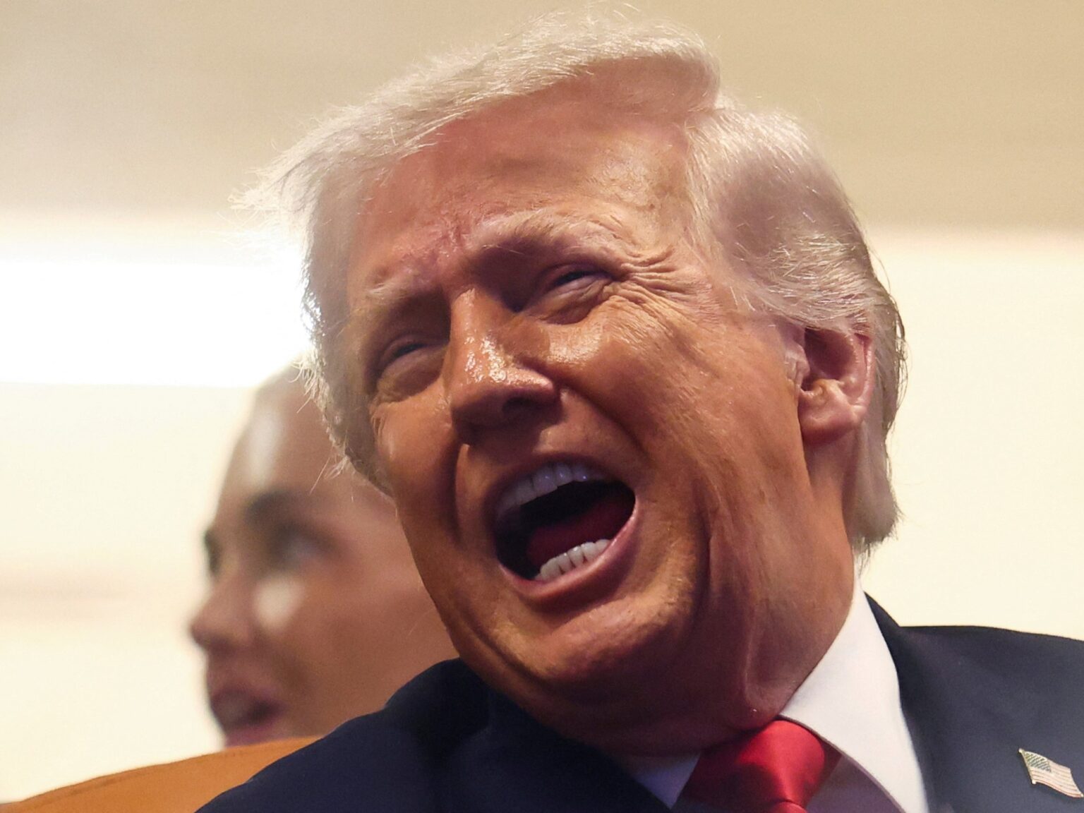 Frustrado porque no lo ayudan en la guerra, Donald Trump llama "cobardes" a los países de la OTAN | FM Avenida