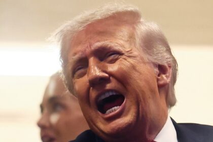 Frustrado porque no lo ayudan en la guerra, Donald Trump llama "cobardes" a los países de la OTAN | FM Avenida