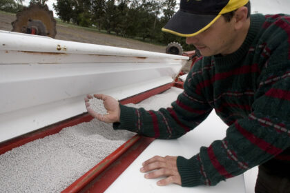 Guerra en Medio Oriente: un insumo clave para el campo dio un salto de 100 dólares por tonelada | FM Avenida
