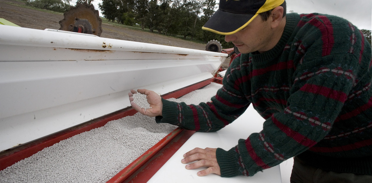 Guerra en Medio Oriente: un insumo clave para el campo dio un salto de 100 dólares por tonelada | FM Avenida