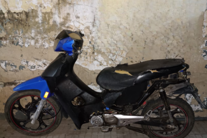 Hallan una motocicleta abandonada en la vía pública e investigan su procedencia | FM Avenida