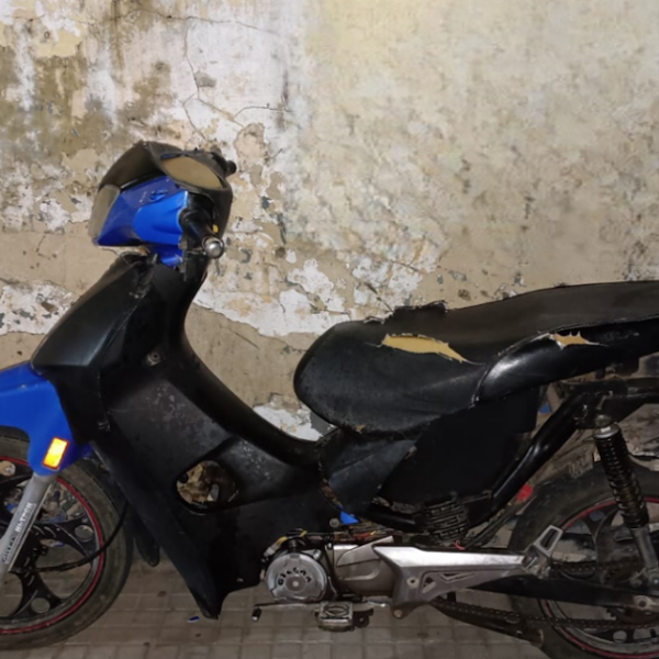 Hallan una motocicleta abandonada en la vía pública e investigan su procedencia | FM Avenida