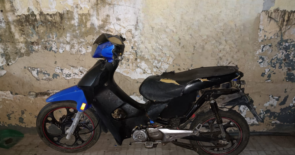 Hallan una motocicleta abandonada en la vía pública e investigan su procedencia | FM Avenida