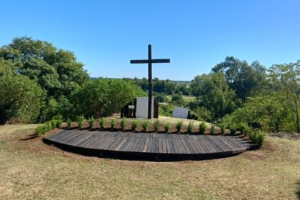 Homenaje a las víctimas del Covid: tras ser reprogramado, el acto será este domingo en el Vía Crucis | FM Avenida
