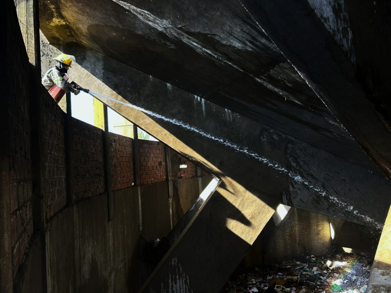 Incendio en la exdepuradora: dos dotaciones de Bomberos trabajaron para controlar las llamas | FM Avenida