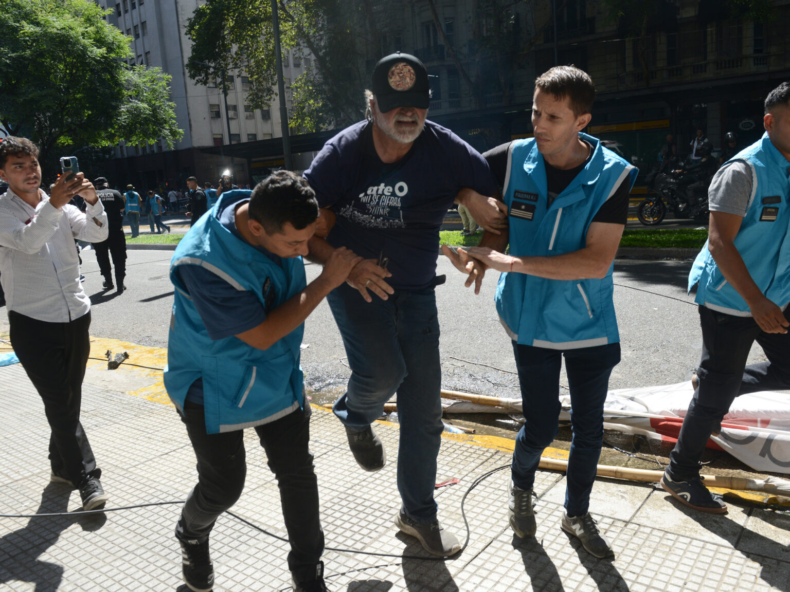 Incidentes en la marcha por FATE: la Policía desalojó a los manifestantes que protestaban frente a la Secretaría de Trabajo | FM Avenida