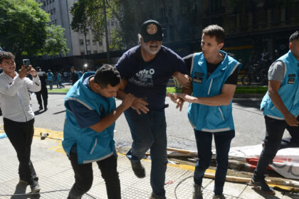 Incidentes en la marcha por FATE: la Policía desalojó a los manifestantes que protestaban frente a la Secretaría de Trabajo | FM Avenida