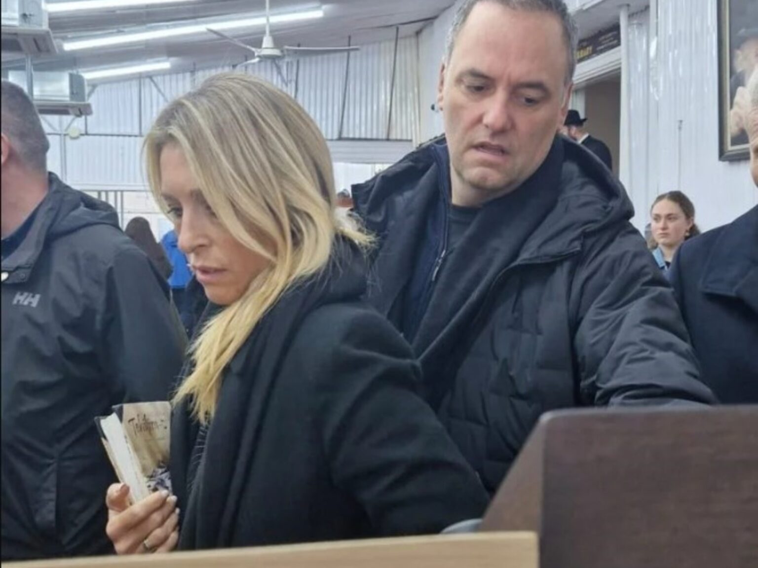 Javier Milei y sus medidas, EN VIVO: crece el escándalo por el viaje de Adorni con su mujer a Nueva York, y un diputado le exigió al Presidente que le pida la renuncia | FM Avenida