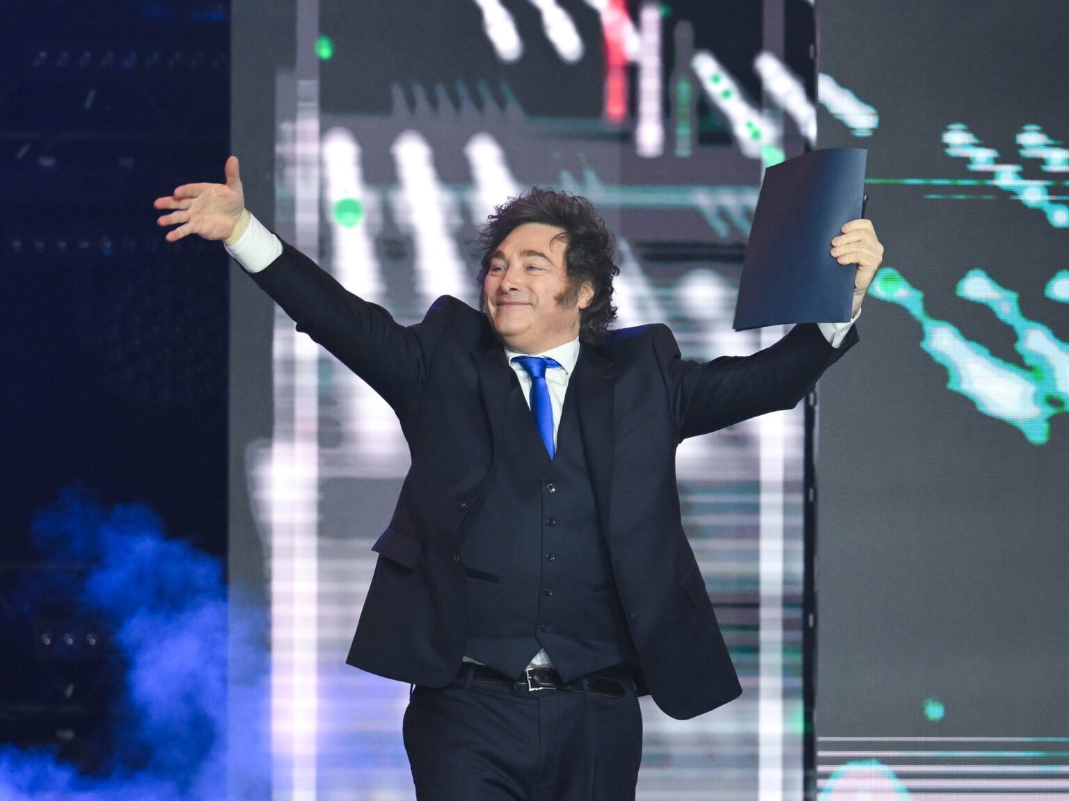 Javier Milei y sus medidas, EN VIVO: tras su paso por Hungría, el Presidente vuelve a la Argentina, mientras crecen las revelaciones por el escándalo $LIBRA | FM Avenida