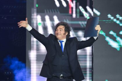 Javier Milei y sus medidas, EN VIVO: tras su paso por Hungría, el Presidente vuelve a la Argentina, mientras crecen las revelaciones por el escándalo $LIBRA | FM Avenida