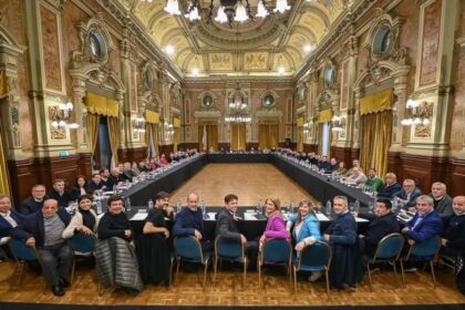 Kicillof convoca a intendentes para analizar el impacto de las medidas económicas nacionales en la provincia y los municipios | FM Avenida