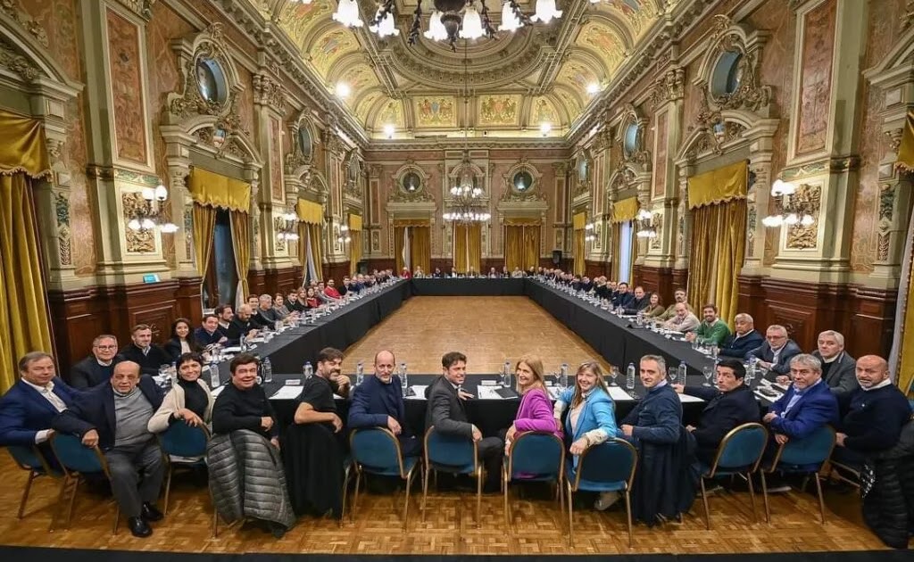 Kicillof convoca a intendentes para analizar el impacto de las medidas económicas nacionales en la provincia y los municipios | FM Avenida