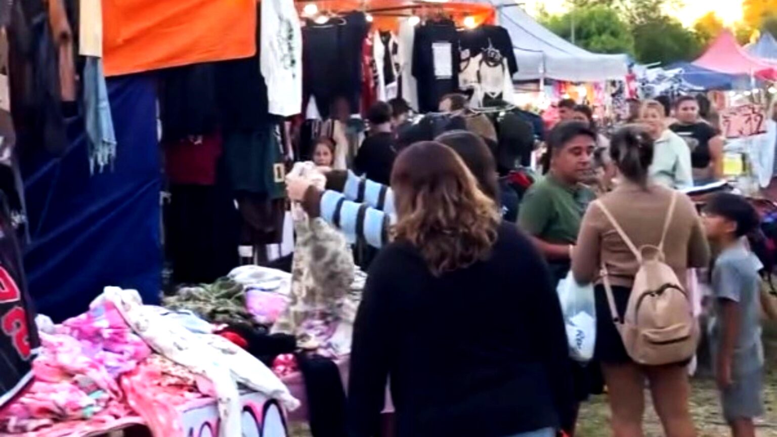 La feria y la bronca: la polémica volvió a encenderse con los puestos del festival en el Paseo Público | FM Avenida