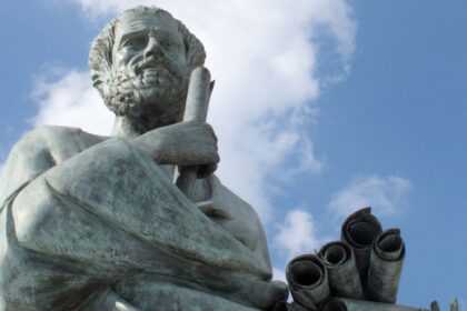 La frase de hoy, Aristóteles: “No te fíes de alguien que no tiene amigos | FM Avenida