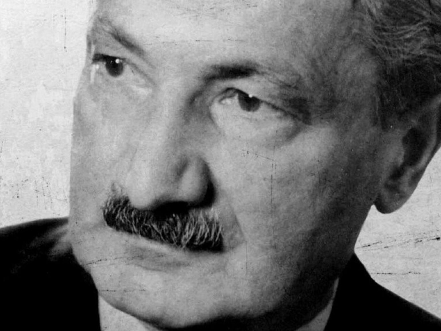 La frase de hoy, Martin Heidegger: "La felicidad es la paz que surge cuando dejas de huir de ti mismo" | FM Avenida