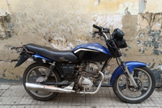 La policía recuperó una moto robada que estaba abandonada en un baldío | FM Avenida