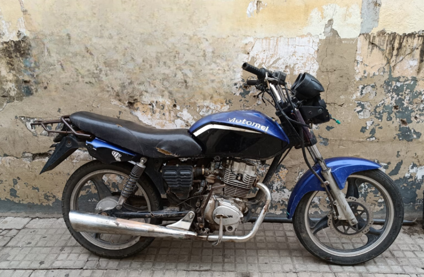 La policía recuperó una moto robada que estaba abandonada en un baldío | FM Avenida