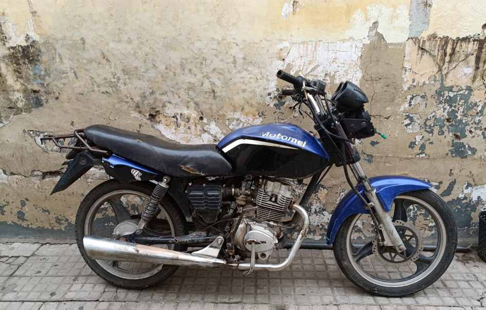 La policía recuperó una moto robada que estaba abandonada en un baldío | FM Avenida