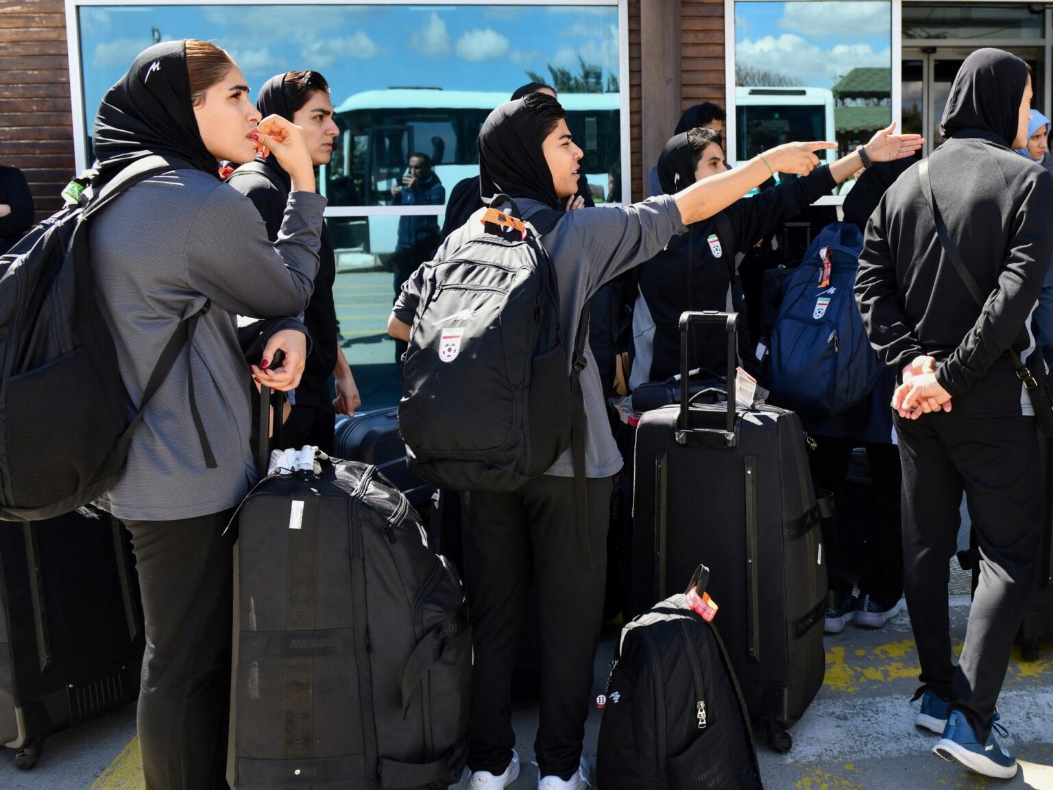 La selección femenina de fútbol de Irán regresó a su país con las jugadoras que renunciaron al pedido de asilo por presión del régimen | FM Avenida