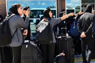 La selección femenina de fútbol de Irán regresó a su país con las jugadoras que renunciaron al pedido de asilo por presión del régimen | FM Avenida